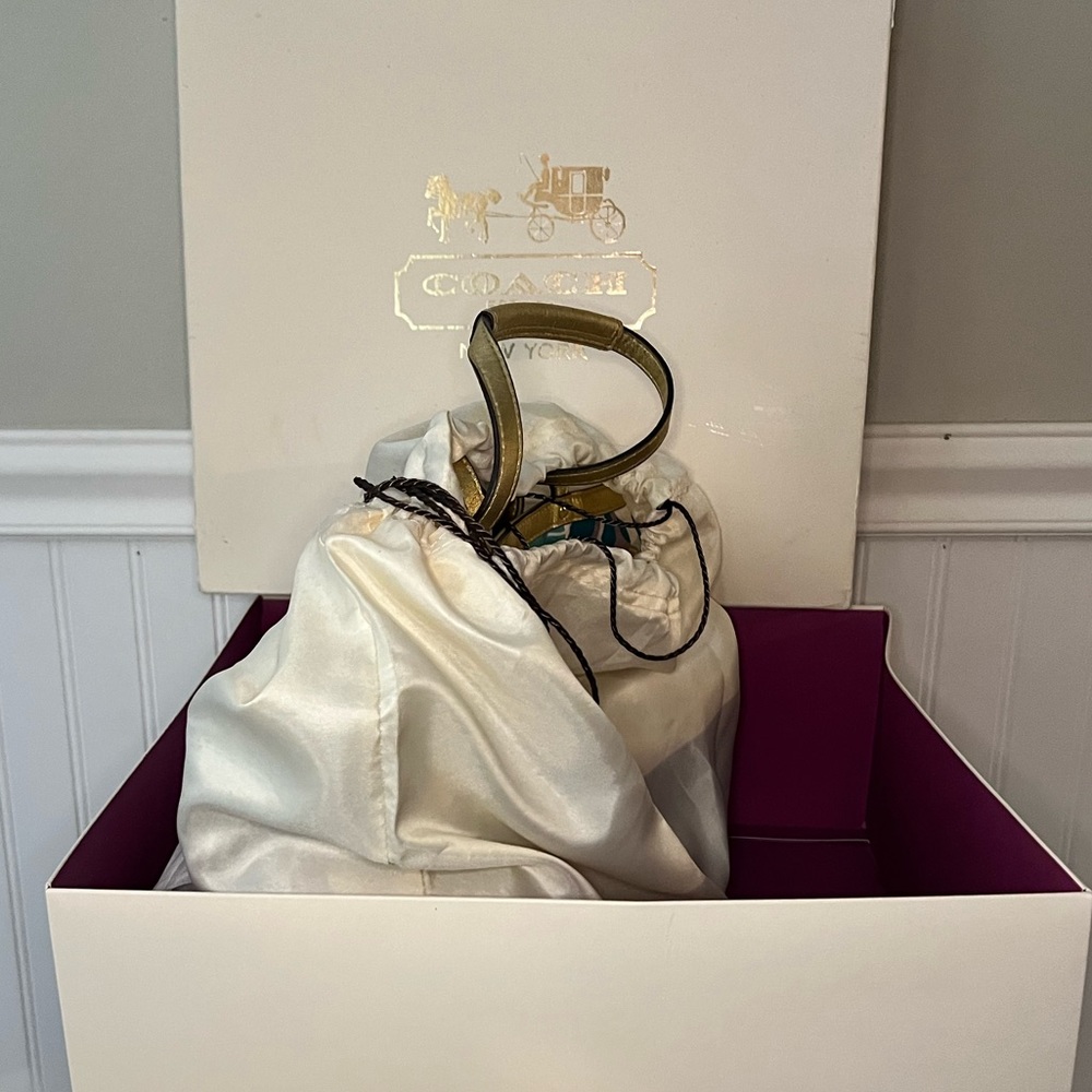 Like NWOT Authentic Coach Multi-Color, 3 large pocket purse! In dustcover! 🛍️🤑 - Picture 9 of 11